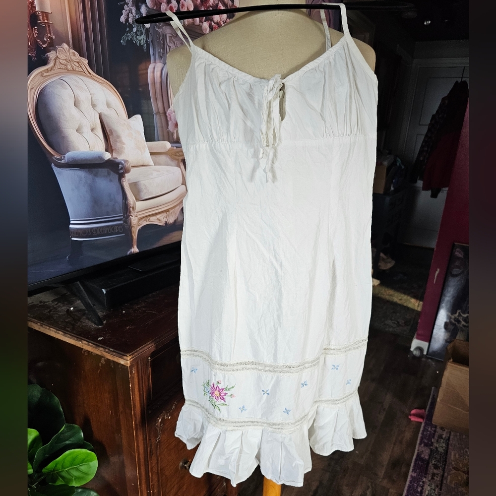 Vintage cotton slip dress with floral, embroidered, detailing. Size xs